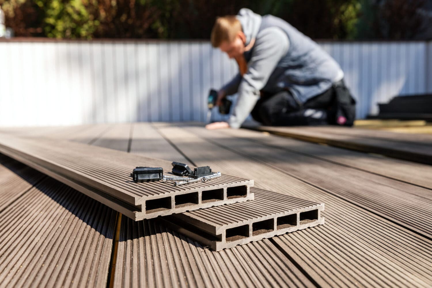 So viel kostet ein Handwerker für Ihre WPC Terrasse